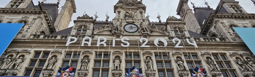 Façade de l'hôtel de ville de Paris aux couleurs des jeux olympiques de 2024