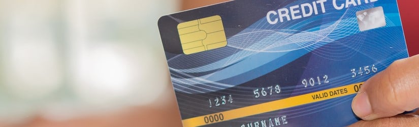Les femmes d'affaires détiennent des cartes de crédit en faisant des achats en ligne,