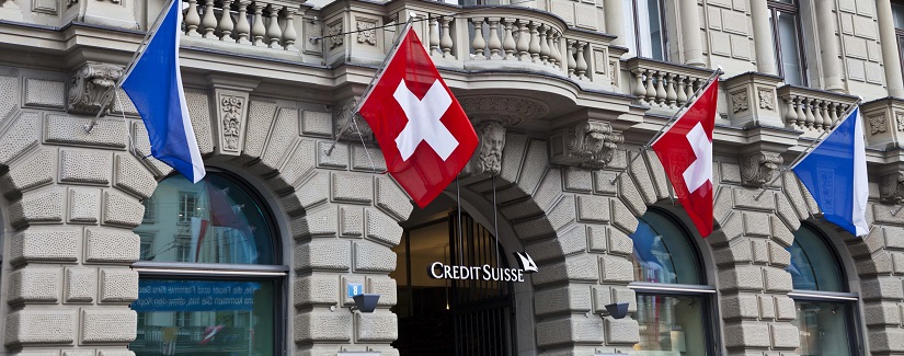 Credit Suisse à Paradeplatz à Zurich est décorée avec les drapeaux de la Suisse et le canton de Zurich.