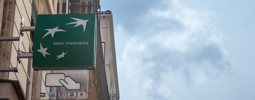 Logo de BNP Paribas sur leur agence à Lyon, en France, par un après-midi ensoleillé. 